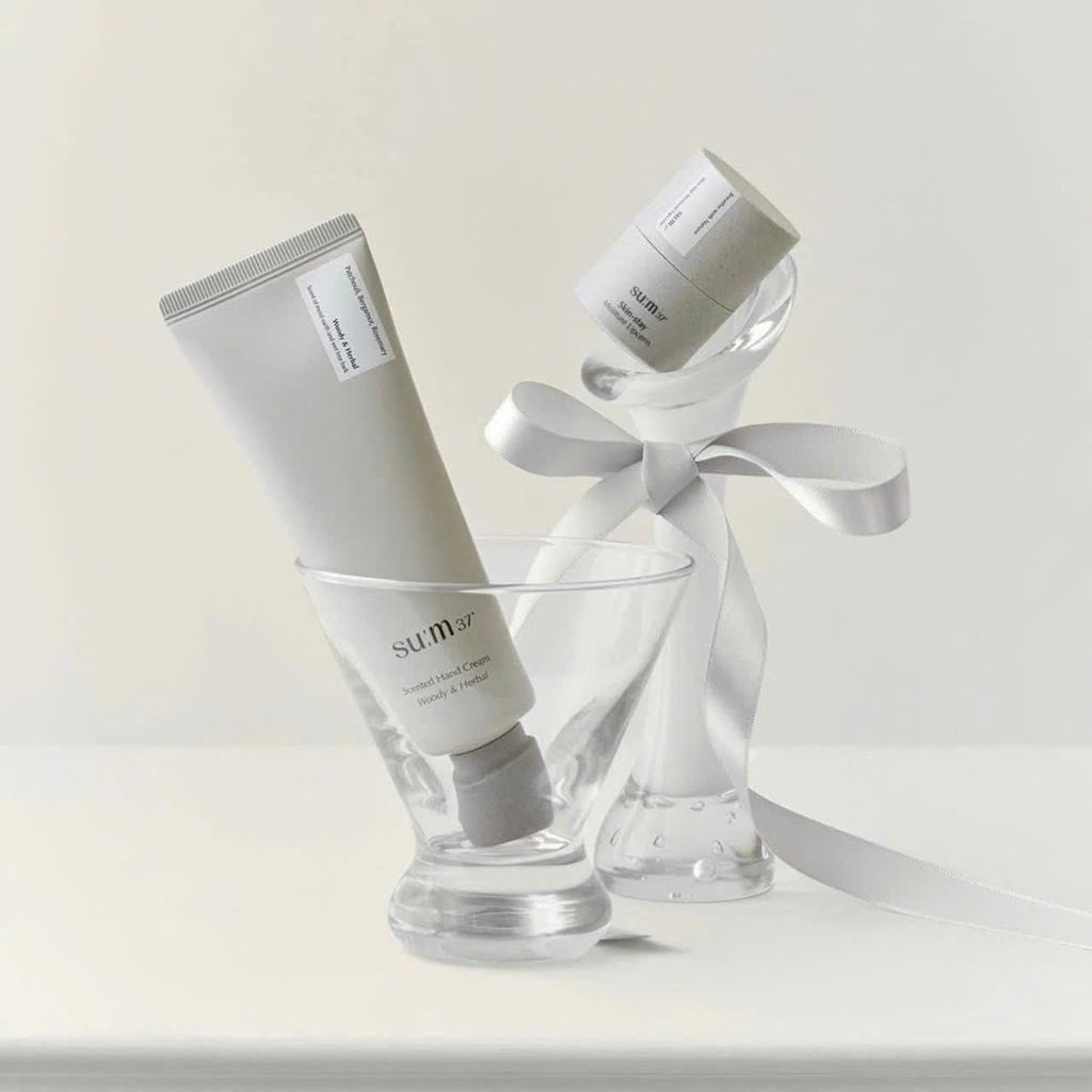 Bộ Son dưỡng môi tặng kèm kem dưỡng da tay Sum37 Skin Stay Moisture Lipcerin Holiday Special Set