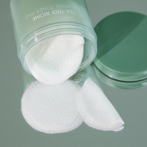  Bông nước hoa hồng giúp da căng bóng Tràm Trà Farmstay Tea Tree Biome Calming Toner Pad 