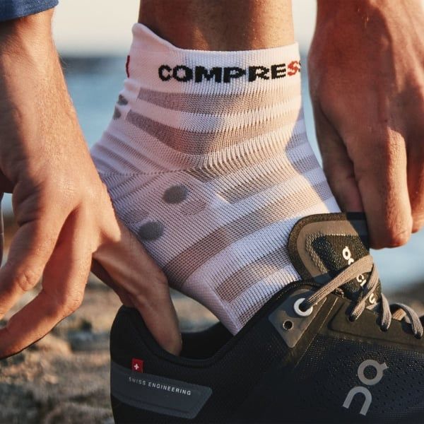  Tất Thể Thao Compressport Racing Socks V4.0 - Black/White 