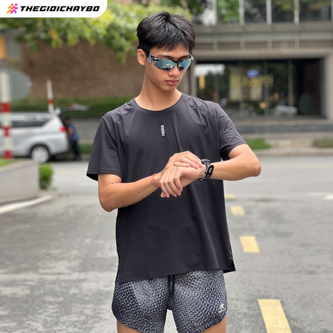  Quần Short Chạy Bộ Athlet 4 inch ATQ413 Đa Năng , Có Đai Belt - Xám Chấm Bi 