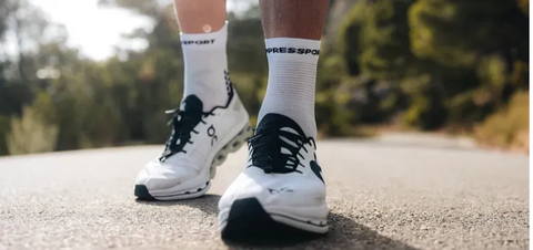  Vớ Thể Thao Compressport Pro Racing Socks v4.0 Run High - White/Black 