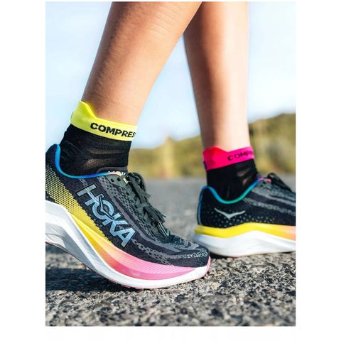  Tất Chạy Bộ Compressport Pro Racing Socks V4.0 Ultralight Run Low - Black/Safe Yellow/Neo Pink 