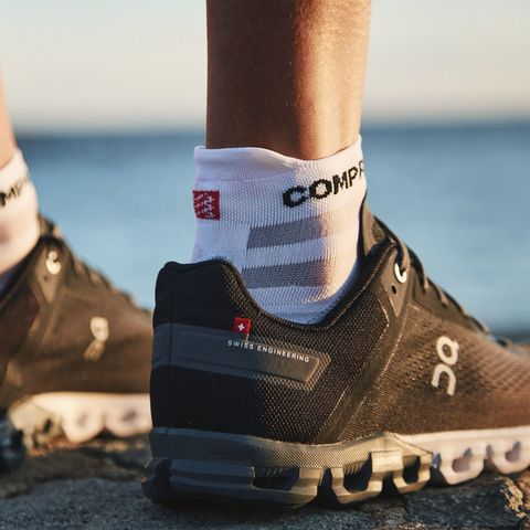  Tất Thể Thao Compressport Racing Socks V4.0 - Black/White 