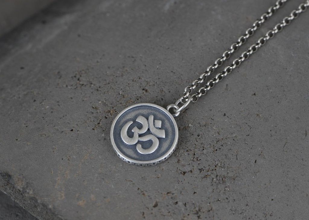 Mặt dây chuyền bạc  Om mani padme hum, chủng tự Om (TRS MATDC 074 )