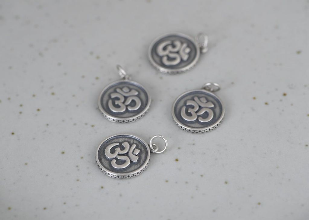 Mặt dây chuyền bạc  Om mani padme hum, chủng tự Om (TRS MATDC 074 )