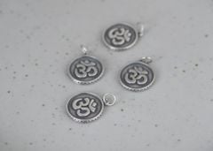 Mặt dây chuyền bạc  Om mani padme hum, chủng tự Om (TRS MATDC 074 )