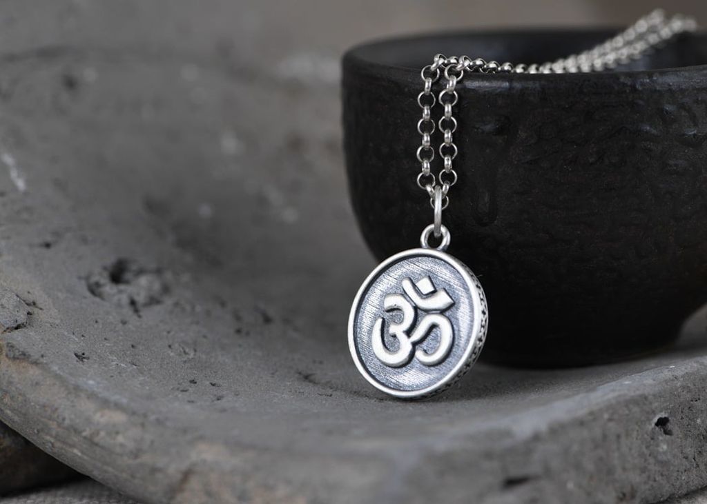 Mặt dây chuyền bạc  Om mani padme hum, chủng tự Om (TRS MATDC 074 )