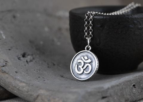 Mặt dây chuyền bạc  Om mani padme hum, chủng tự Om (TRS MATDC 074 )