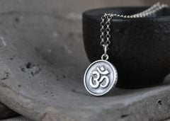 Mặt dây chuyền bạc  Om mani padme hum, chủng tự Om (TRS MATDC 074 )