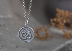 Mặt dây chuyền bạc  Om mani padme hum, chủng tự Om (TRS MATDC 074 )