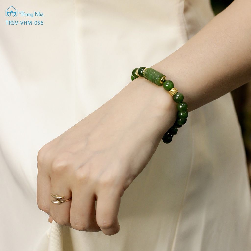 Vòng ngọc bích charm vàng om mani