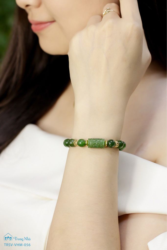 Vòng ngọc bích charm vàng om mani