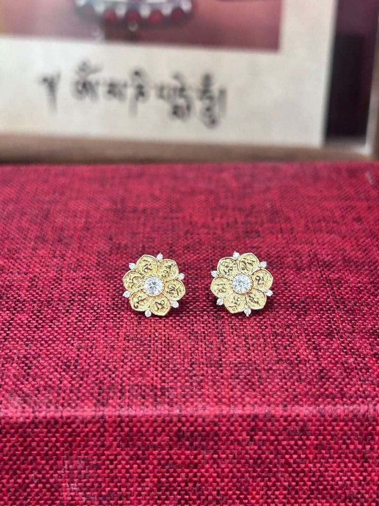 Khuyên tai vàng hoa 6 cánh - Om mani padme hum ( TRSV KHTAI 021 )