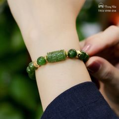 Vòng ngọc bích charm vàng om mani