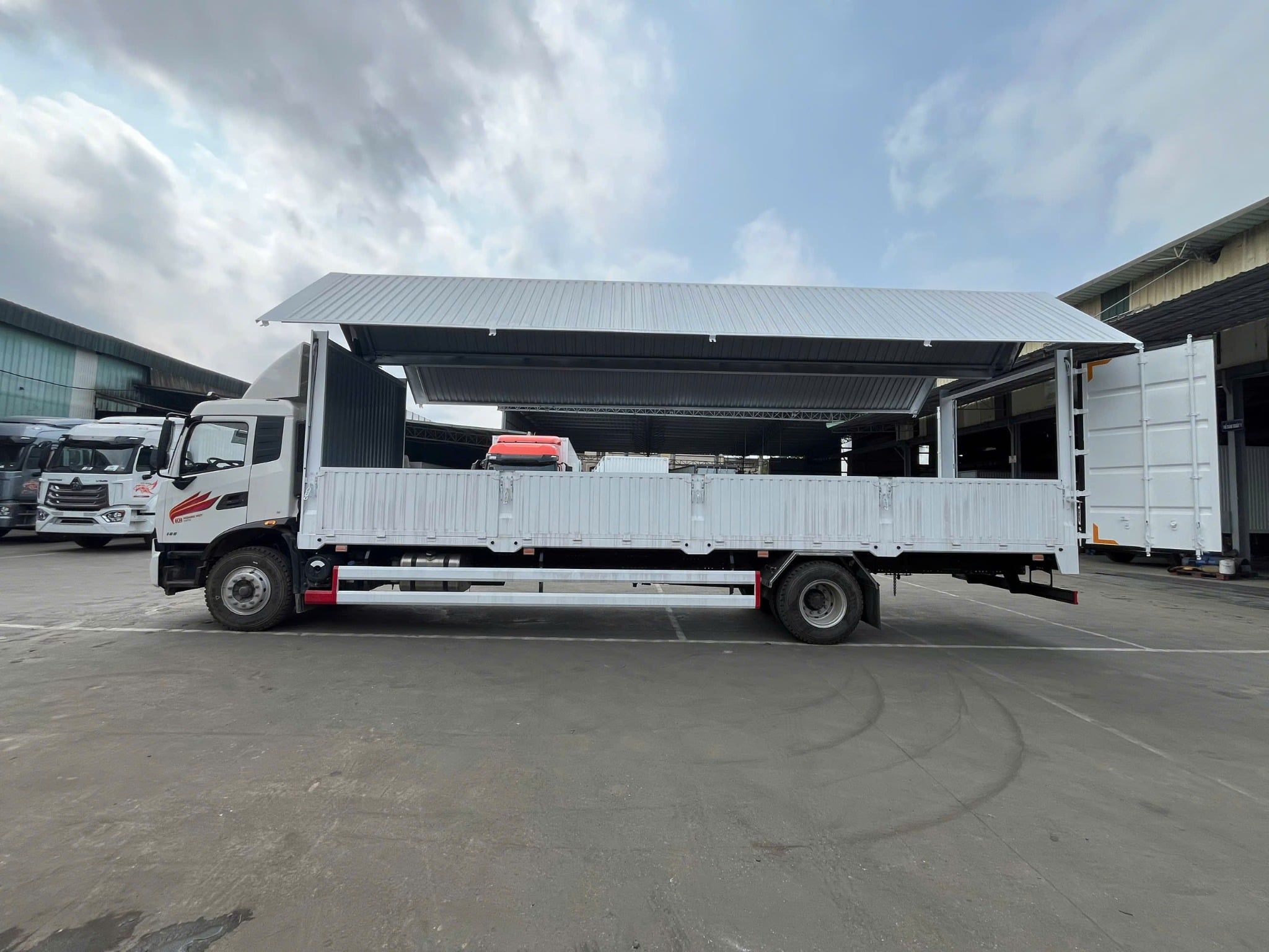  (NEW) XE TẢI THÙNG KÍN CÁNH DƠI 8 TẤN - DONGFENG KR180 