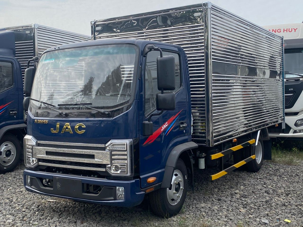  XE TẢI JAC N200S 1T9 THÙNG KÍN 4.4 MÉT 