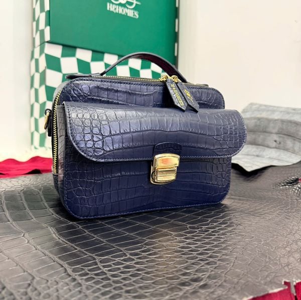  túi clutch da cá sấu màu xanh navy 