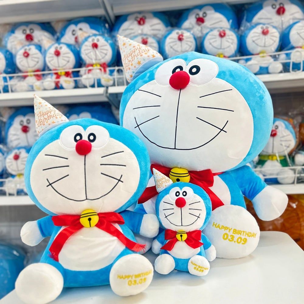 Gấu Bông Doraemon Sinh Nhật 52cm – Thú Bông Cao Cấp Chính Hãng, Bản Quyền Animation International, Teenbox Phân Phối