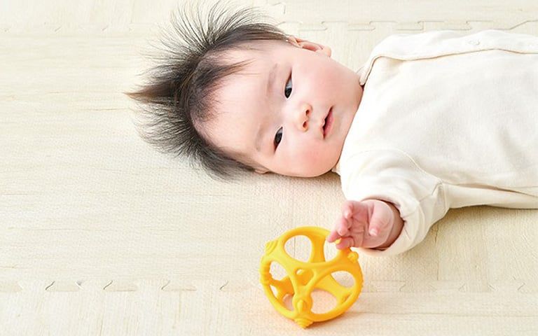 Đồ chơi cho bé từ 3 tháng tuổi - Phát triển vận động tinh - People Nhật Bản TB159