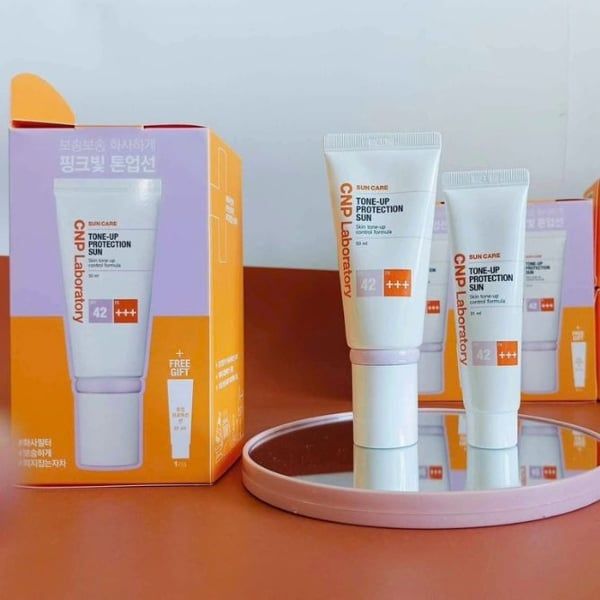 Set 2 kem chống nắng CNP Laboratory nâng tone 50ml+31ml