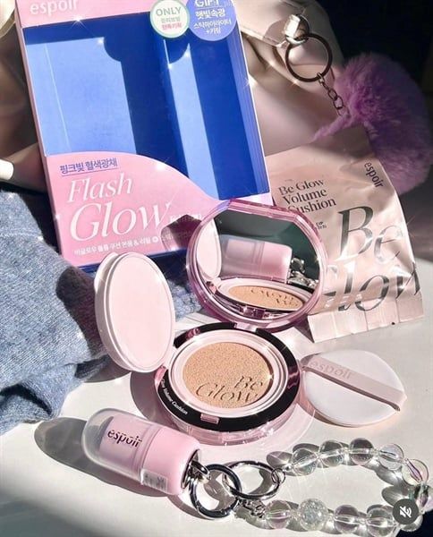 Set Phấn Nước Bắt Sáng Espoir Be Glow Volume Cushion Flash Glow Edition (Tặng Thêm Lõi Refill 13gr + Highlight kèm Móc khóa)