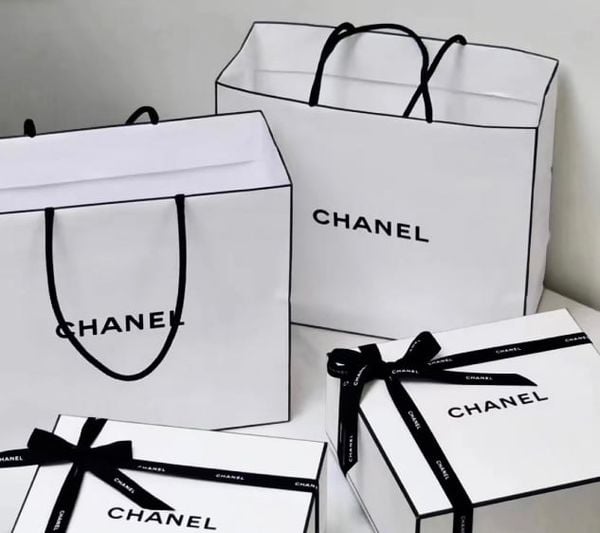 hộp chanel chính hãng ( giấy kraft , thiệp , dây lụa, )