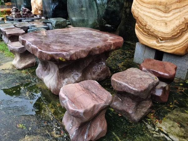 Bàn ghế đá tự nhiên, bàn ghế đá nguyên khối, Bộ bàn đá đỏ vân rồng nguyên khối – nổi bật, sang trọng và bền đẹp