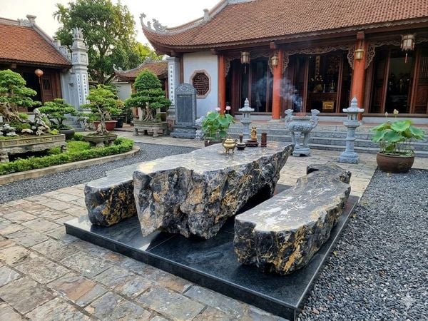 Bàn ghế đá tự nhiên, bàn ghế đá nguyên khối, Bộ bàn đá lũa đen tự nhiên – độc đáo, mộc mạc và bền đẹp
