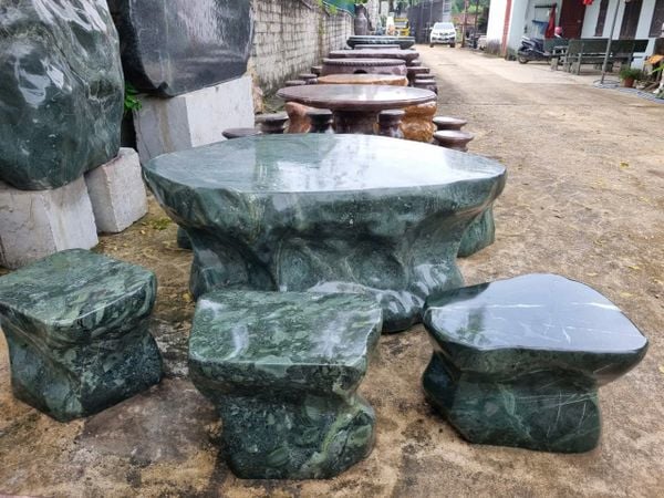 Bàn ghế đá tự nhiên, bàn ghế đá nguyên khối, bộ bàn ghế đá xanh cẩm thạch – vẻ đẹp sang trọng, tinh tế và bền đẹp