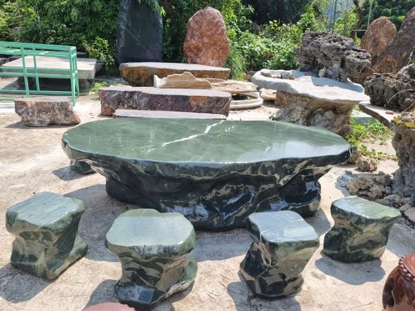 Bàn ghế đá tự nhiên, bàn ghế đá nguyên khối, Bộ bàn đá xanh cẩm thạch nguyên khối – bề thế, sang trọng và bền đẹp