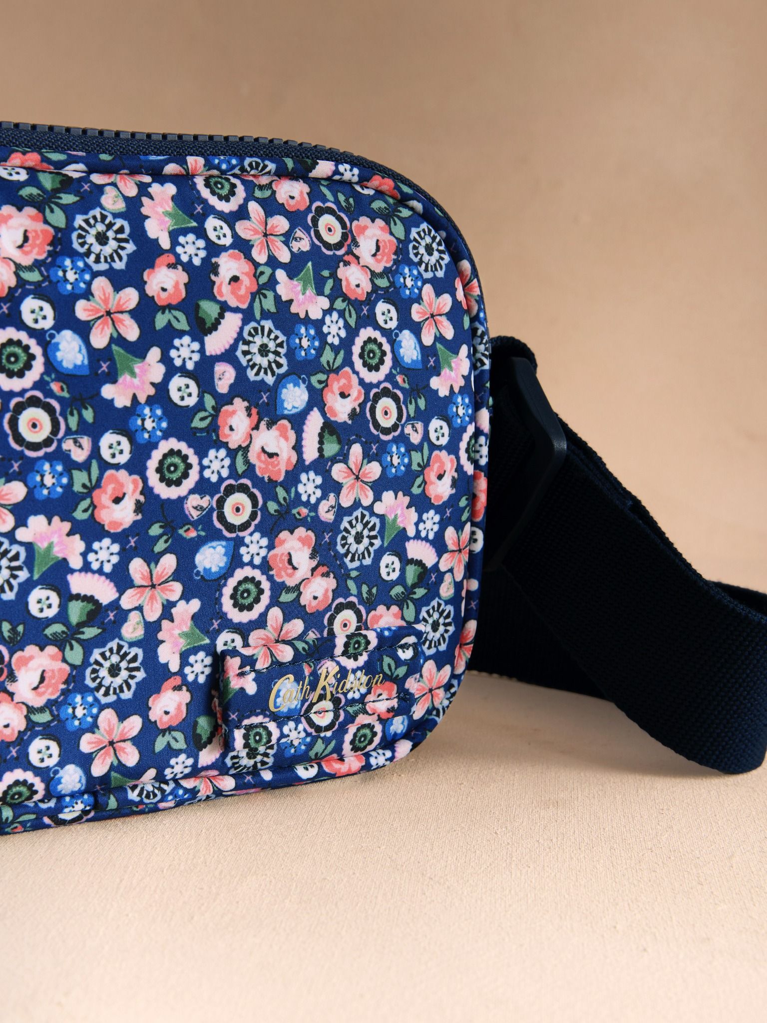  Túi đeo Cath Kidston Utility Crossbody Pearly Queen Ditsy - H69556 