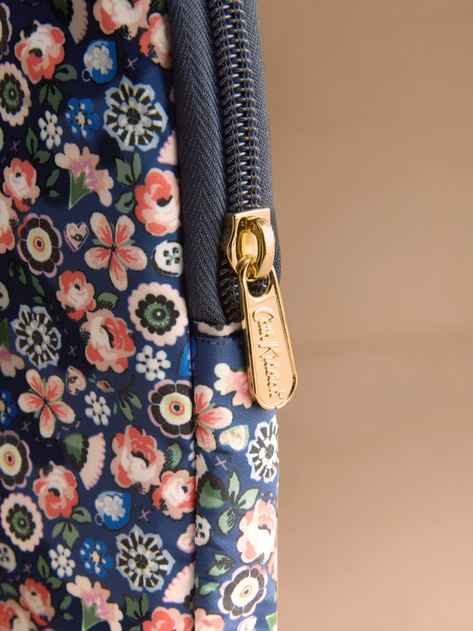 Túi đựng laptop Cath Kidston Laptop Case Pearly Queen Ditsy - H69624 