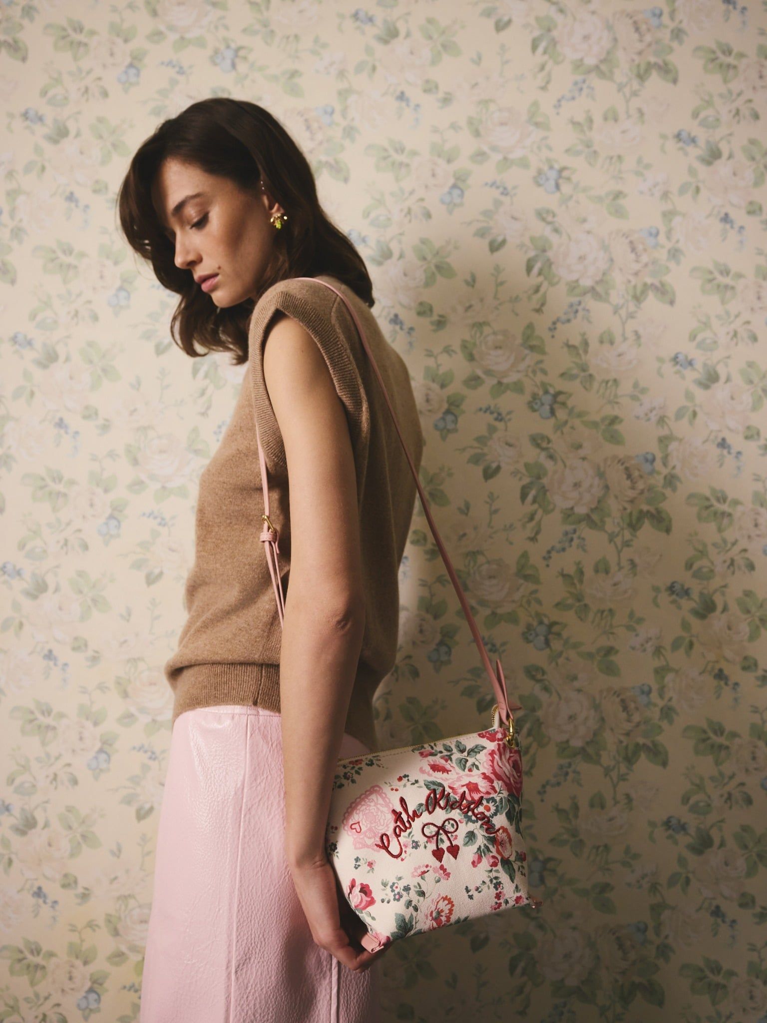  Túi đeo chéo Cath Kidston Trapezium X-Body Hackney Rose - W76333 