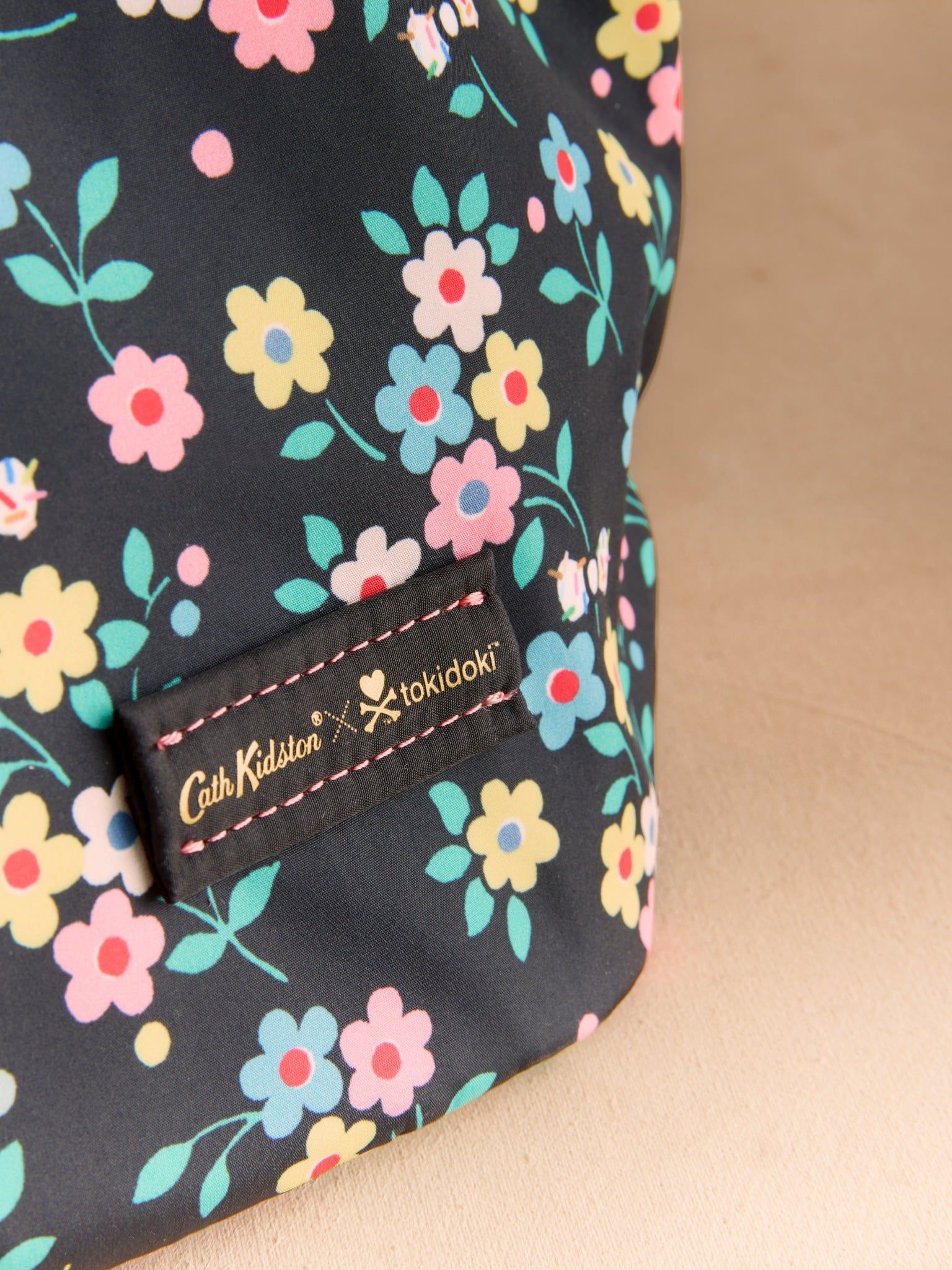  Túi đeo vai Cath Kidston Toki Doki Medium Tote Tokidoki Ditsy - H70568 