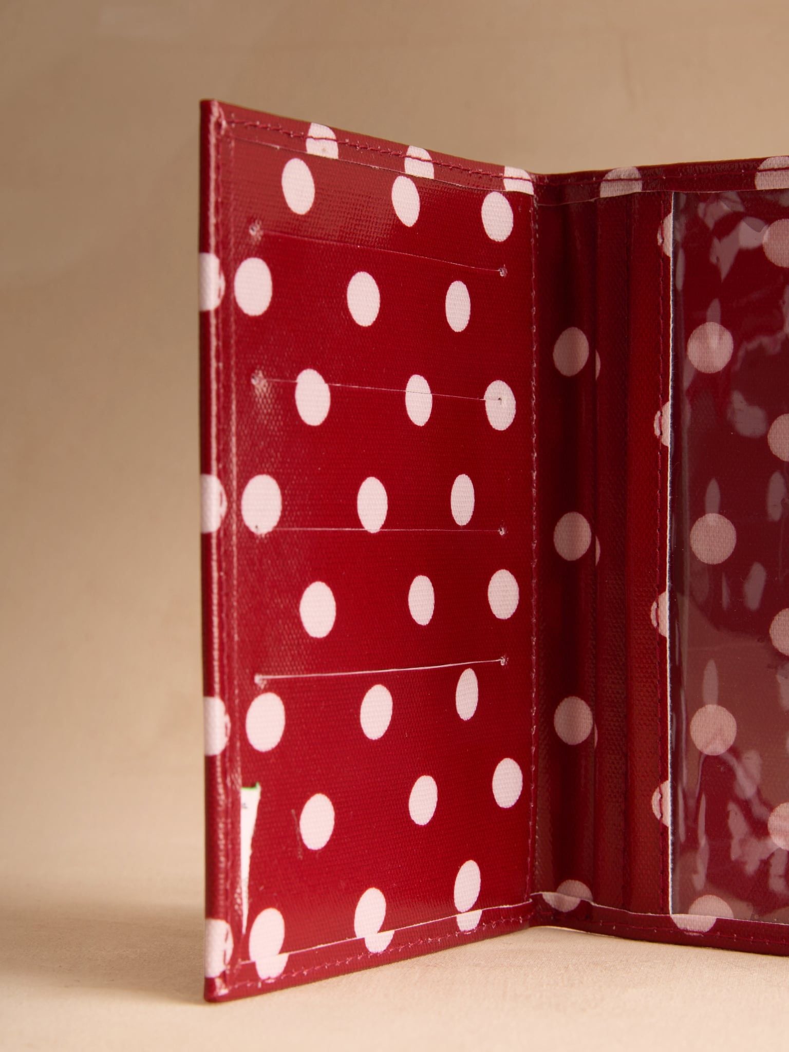  Bao Đựng Hộ Chiếu Cath Kidston Phủ PVC Chống Nước, Họa Tiết Red Spot G09606 