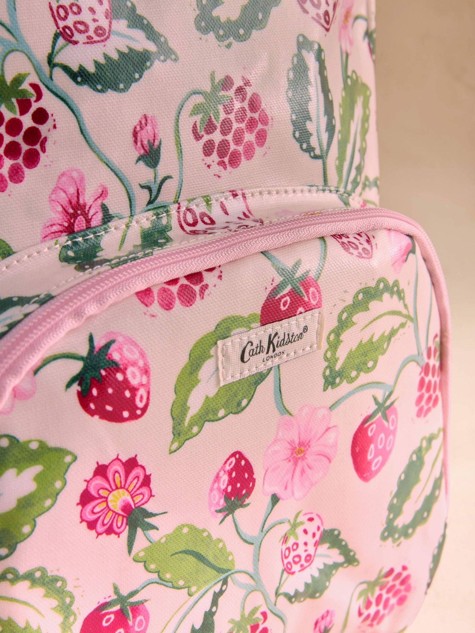  Balo Trẻ Em Cath Kidston Cỡ Lớn Phủ PVC Chống Nước Họa Tiết Raspberry Garden V22887 