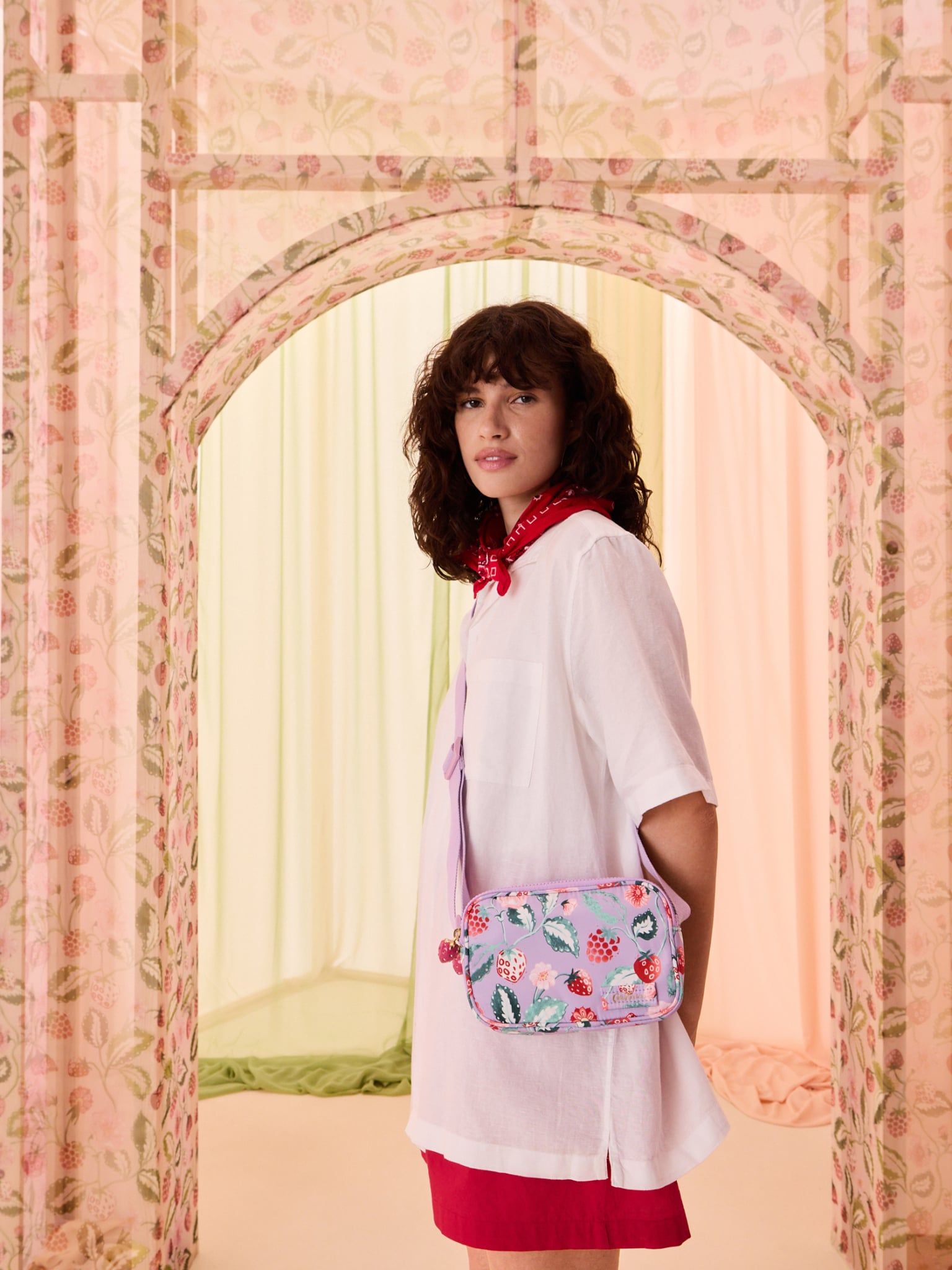  Túi Đeo Chéo Cath Kidston Họa Tiết Raspberry Garden Y26516 