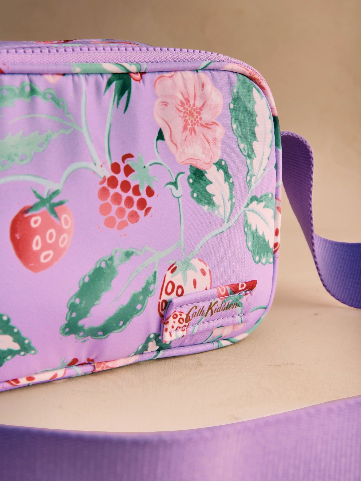  Túi Đeo Chéo Cath Kidston Họa Tiết Raspberry Garden Y26516 