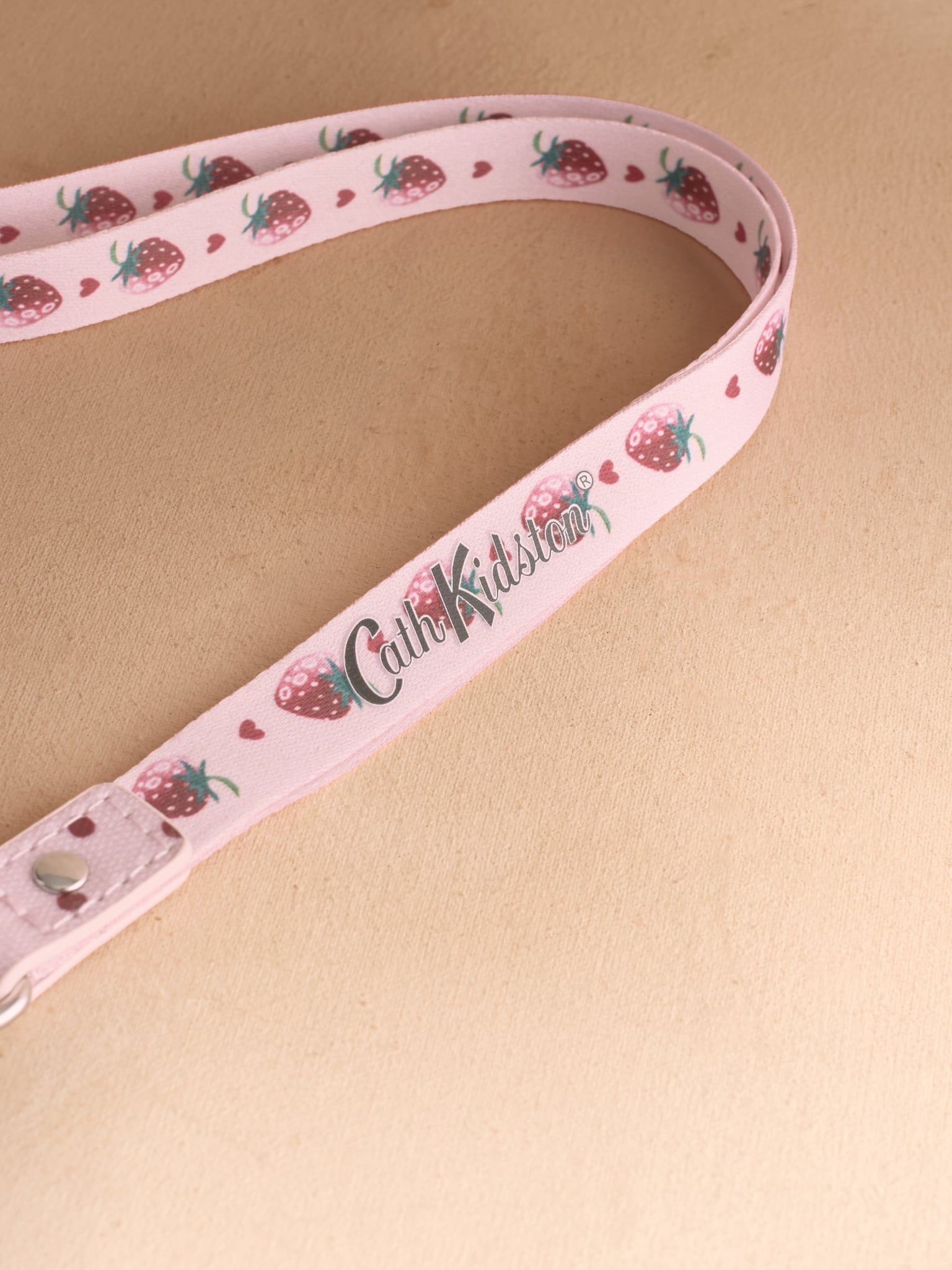  Dây Đeo Thẻ Cath Kidston Phủ PVC Chống Nước Họa Tiết Strawberry Check Y26678 