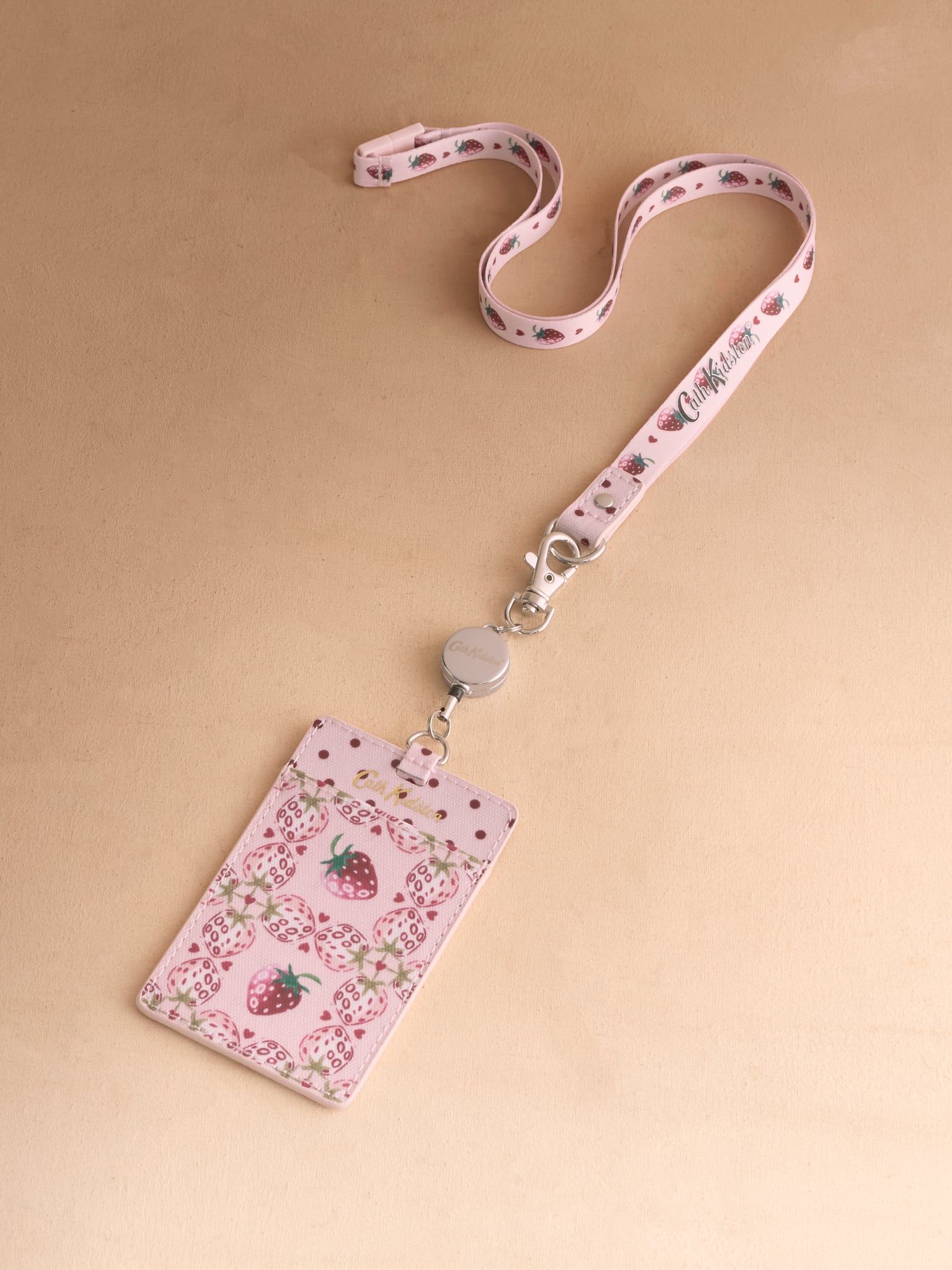  Dây Đeo Thẻ Cath Kidston Phủ PVC Chống Nước Họa Tiết Strawberry Check Y26678 