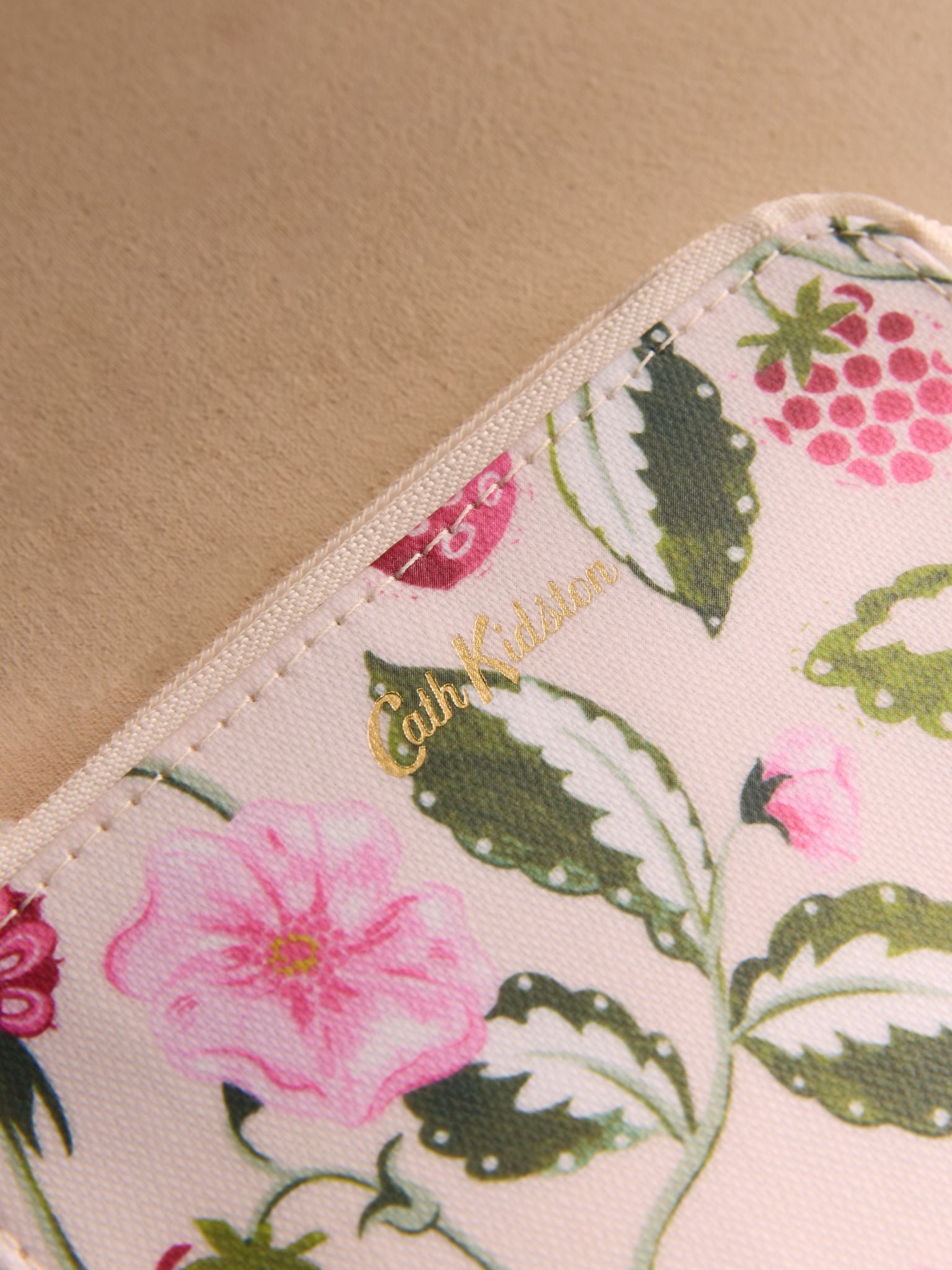  Ví Mini Cath Kidston Phủ PVC Chống Nước Họa Tiết Raspberry Garden Y26723 