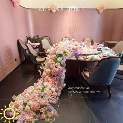 Dãy thác hoa lụa bàn ăn phong cách Romantic ngọt ngào