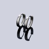  Bông tai TB0422 khoen titan đen viền bạc – Cá tính tối giản, đeo nhẹ không kích ứng 