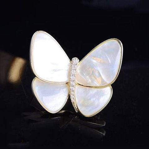  Cài áo ACA09 bướm trắng viền vàng – Thanh thoát tinh tế, sang trọng nhẹ nhàng ✨ 