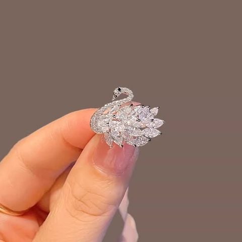  Cài áo ACA03 thiên nga pha lê – Lấp lánh sang trọng, điểm nhấn tinh tế ✨ 