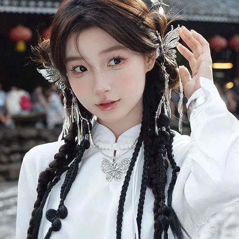  Kẹp tóc KTT0036 – Bướm bạc tua bay bổng, điểm nhấn cổ trang cuốn hút 