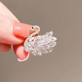  Cài áo ACA03 thiên nga pha lê – Lấp lánh sang trọng, điểm nhấn tinh tế ✨ 