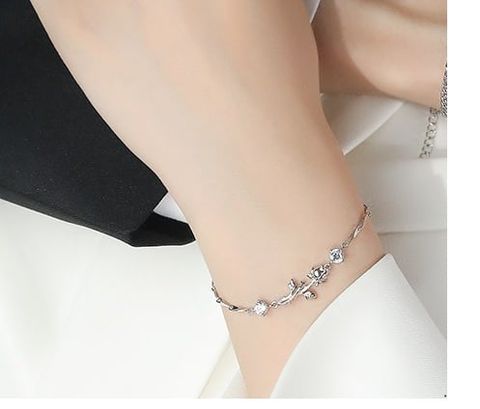  Vòng tay hoa hồng titan TVC05 – Dịu dàng, tinh tế, nữ tính 