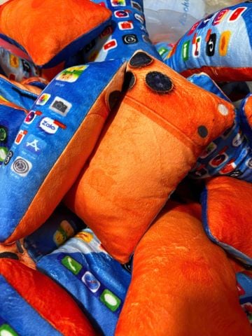  Gối Bông iPhone 17 Cam Siêu Lạ – Siêu Vui ✨ 