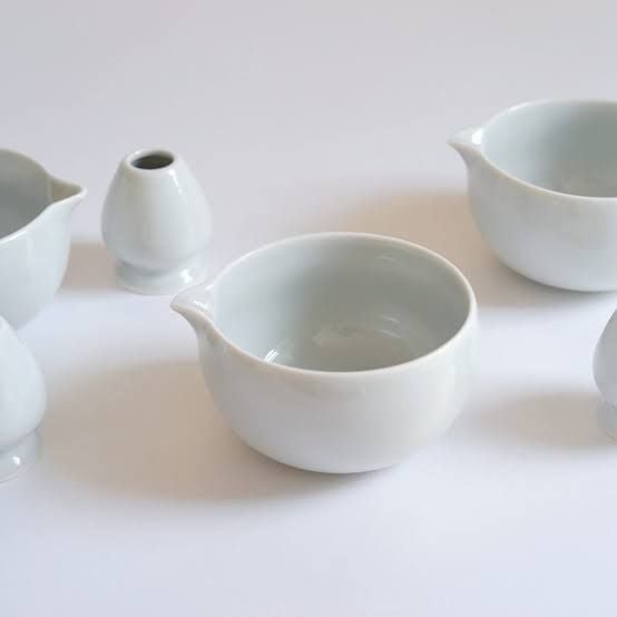 Bát Chawan Và Đế Gác Chổi Chasen Bằng Sứ Màu Ngẫu Nhiên